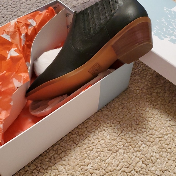 Boots - Picture 3 of 4